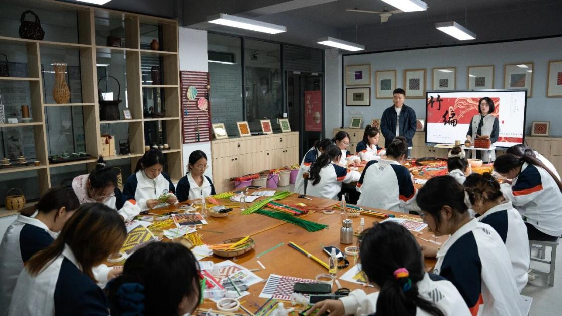 为非遗“添彩”，为青春“赋能”：江苏建院的文化育人新实践